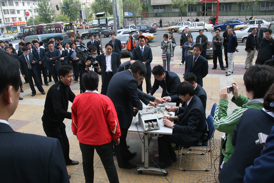 捐款盘点中.JPG