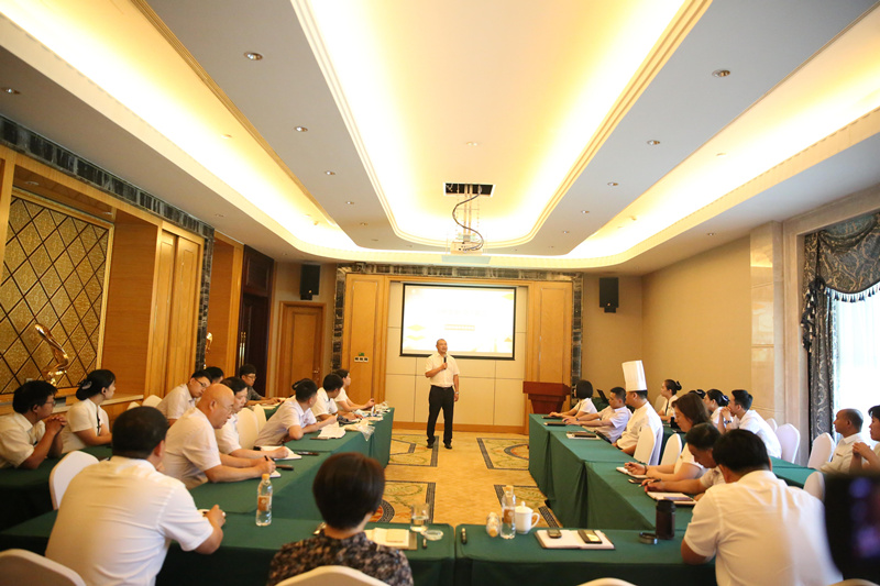 17.酒店公司进行调查分享会.jpg 17.酒店公司进行调查分享会.jpg