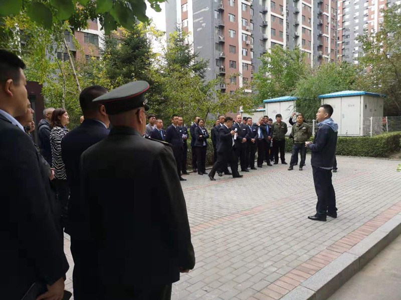 7.物业公司组织发展消防演习.jpg