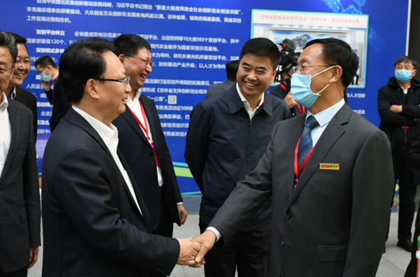 24.省长景俊海与PG电子农业董事长杨柏明亲切握手_副本.png 24.省长景俊海与PG电子农业董事长杨柏明亲切握手_副本.png