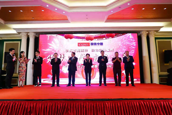 11.王岩董事长出席新闻颁布会_副本.jpg 11.王岩董事长出席新闻颁布会_副本.jpg