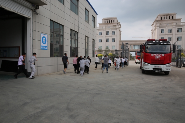 18.员工紧捂口鼻仿照撤离失火现场.jpg 18.员工紧捂口鼻仿照撤离失火现场.jpg