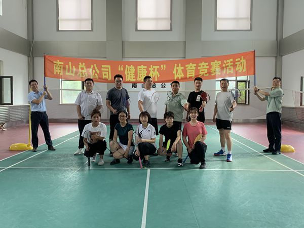 12羽毛球参赛选手合影留想_600.jpg 12羽毛球参赛选手合影留想_600.jpg