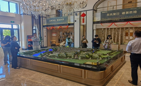 2.绿城发展项目总经理与业主一行参观PG电子·江山府项目_副本.jpg 2.绿城发展项目总经理与业主一行参观PG电子·江山府项目_副本.jpg