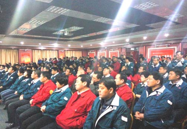 东升国际官网-相信品牌力量集团治理人怨佚在大会堂当真听取科技人员的科普知识讲座