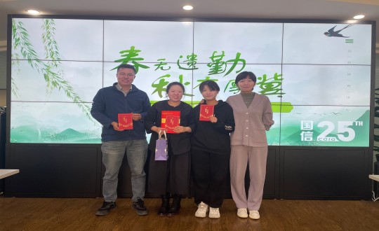 5.解总与运营治理中心一季度“履职担任奖”员工合影_副本.jpg 5.解总与运营治理中心一季度“履职担任奖”员工合影_副本.jpg