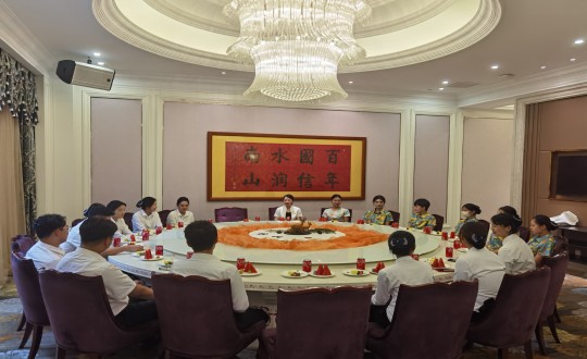 19.酒店公司召开实习生沟通互换座谈会_副本.jpg 19.酒店公司召开实习生沟通互换座谈会_副本.jpg