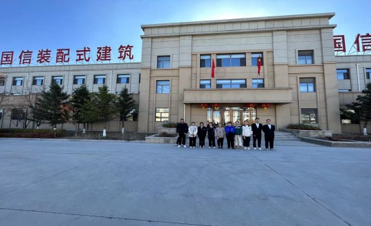 11.长春构筑学院应届生来到装配式总公司参观口试（助忙处置下照片，凸显人物）_副本.jpg