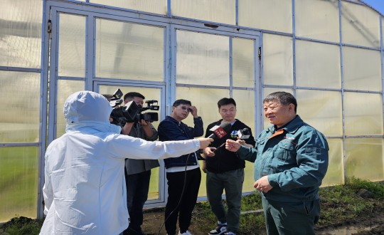 纸刊:农业总公司副总经理侯正发接受《守望都视追采访_副本.jpg 纸刊:农业总公司副总经理侯正发接受《守望都视追采访_副本.jpg