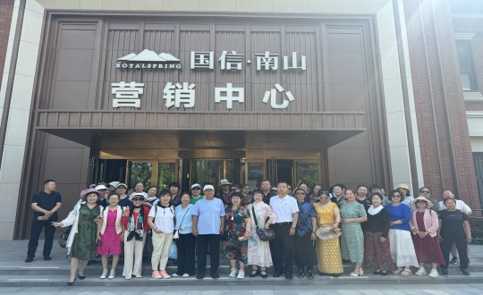 3.经开区活动总会走进PG电子·南山温泉城合影留想_副本.jpg 3.经开区活动总会走进PG电子·南山温泉城合影留想_副本.jpg
