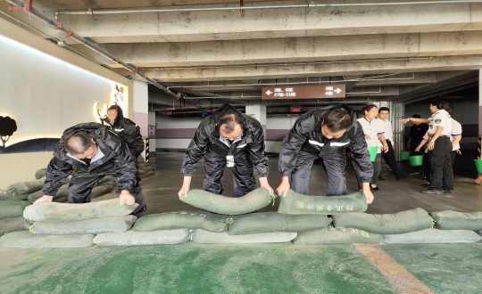 18.物业总公司攀枝花信逸项目发展防汛演练活动_副本.jpg