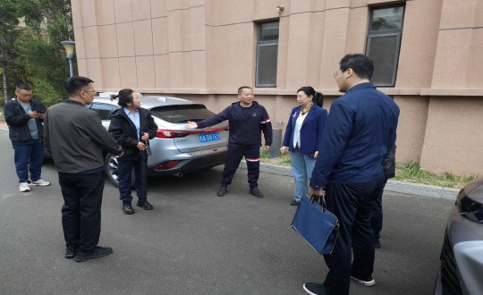 19.吉林省住建厅等各级辅导莅临物业总公司金地梧桐华府幼区视察_副本.jpg 19.吉林省住建厅等各级辅导莅临物业总公司金地梧桐华府幼区视察_副本.jpg