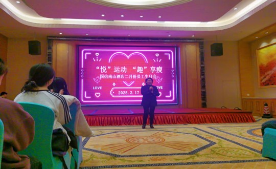 8.李琼华总经理为过生日员工奉上祝福_副本.jpg 8.李琼华总经理为过生日员工奉上祝福_副本.jpg