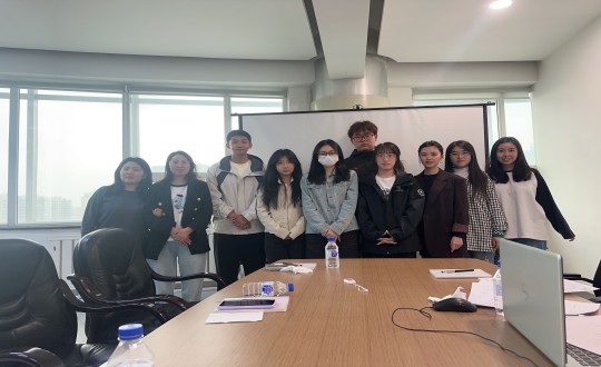 24.长春大学学子与PG电子健康产业集团居家事业部员工合影留想_副本.jpg
