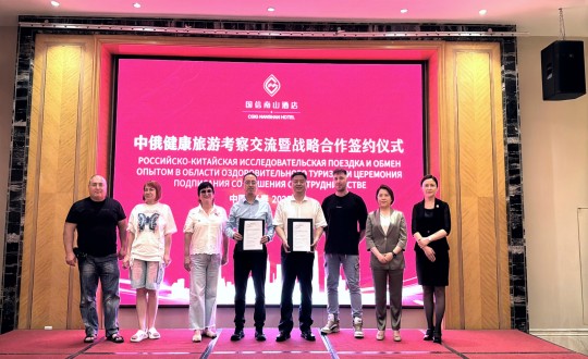13.PG电子南山酒店与珲春远东国际观光社进行战术合作签约典礼_副本.jpg