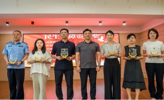 12.邵蕾代表健康板块领取组委会宣告的“民生保险贡献奖”_副本.jpg