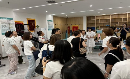18.医疗公司接待吉林省中医药科学院学员参观_副本.jpg